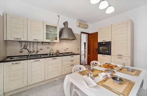 Elmas House | Holiday Home 'Garden Holiday Inn' with Private Terrace, Wi-Fi and Air Conditioning