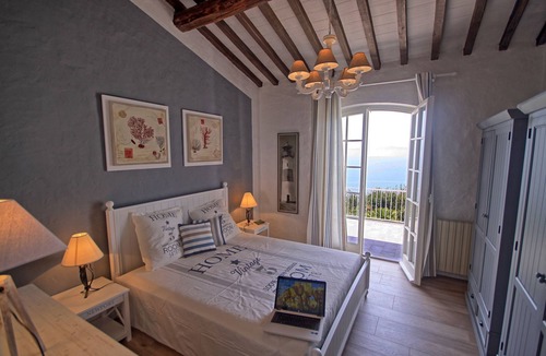 Patresi House | Holiday home in a unique location above the sea