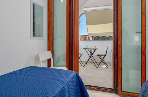 Schifoni House | Holiday Home 'Is Arutas' with Private Terrace, Wi-Fi and Air Conditioning