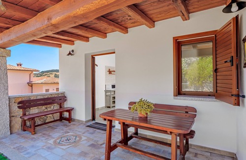 Schifoni House | Holiday Home 'La Minda' with Mountain View, Private Terrace and Wi-Fi