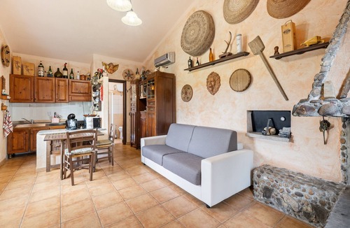 Flussio House | Holiday Home 'Villa Anna Con Giardino' with Private Terrace, Wi-Fi and Air Conditioning