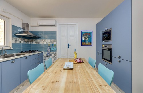 Putzu Idu House | Holiday Home 'Villa Lucia 240m from the Sea' with Parking Spaces