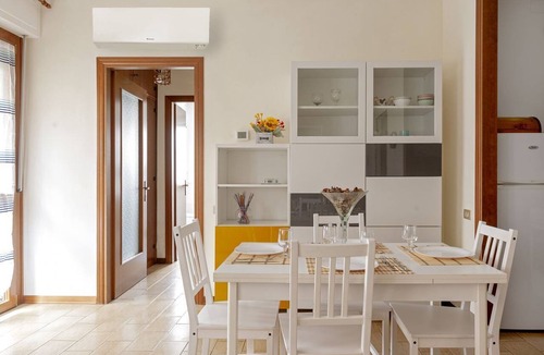 Pisa Apartment | [HOMIDAY Apt] a few steps from the hospital with private parking is best for any kind of trip. The structure offers a single full optional apartment with a double bedroom and a sofa bed perfect for two people. It offers essential services such as linen,