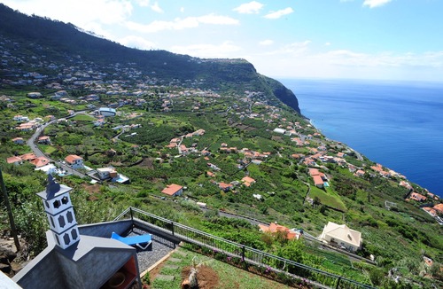 Arco da Calheta House | House with 2 bedrooms, sleeps up to 4 people and has cots available