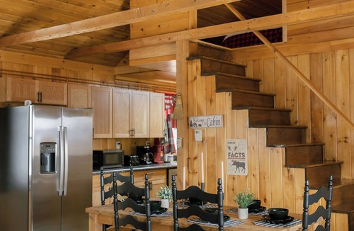 East Central Franklin Cabin | Huck's Hideaway - Mountain Views Near Rangeley! Pet Friendly!