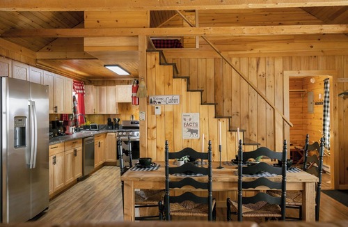 East Central Franklin Cabin | Huck's Hideaway - Mountain Views Near Rangeley! Pet Friendly!