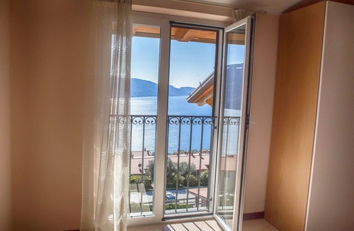 Oldesio Apartment | I Fiori - Theater Home, in the historic center with marvellous lake view