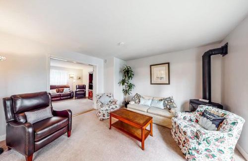 Waldoboro House | Idyllic waterfront home with furnished deck, grill, sweeping views & private W/D