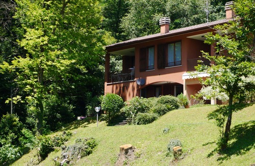Menaggio Apartment | Italian Lake Apartment With Large Swimming Pool, Tennis Court, Lake Views, WiFi