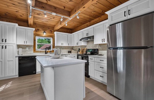 Barnstead House | Lakefront Lincoln Log home at Locke Lake Colony Association