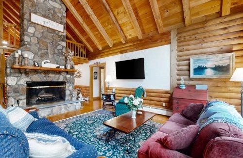 Bremen House | Lakefront lodge on Pemaquid Pond with dock, kayaks, canoe, SUP & firepits