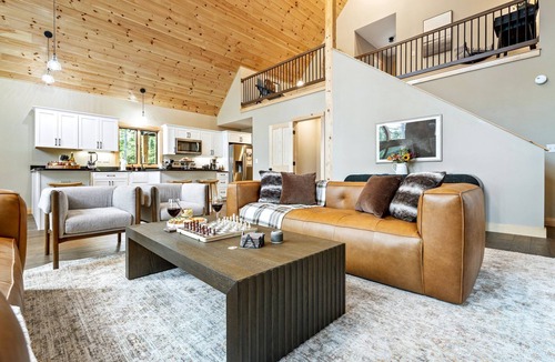 Bethel House | Large Trendy Chalet, HotTub, Sleeps 14, Arcade!