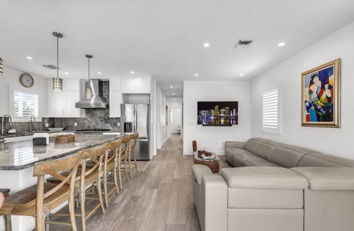 Cross Key Waterways House | Las Olas