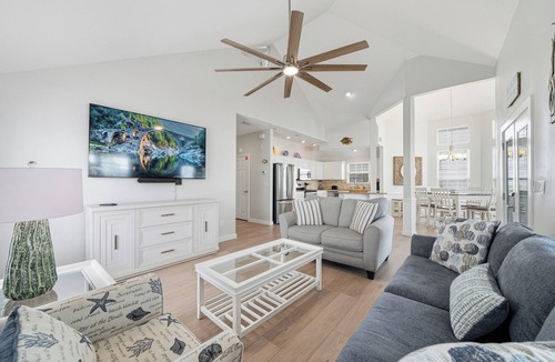 Crystal Shores House | LAST MINUTE SALE | Free WiFi | Pet-Friendly | Walk to beach | Sleeps 8