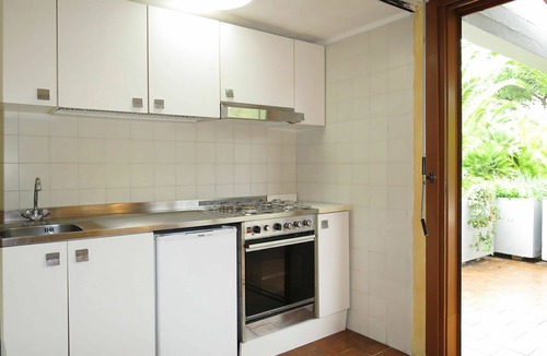 Castiglione della Pescaia House | Lovely apartment in villa for 4 guests with WIFI, pool, A/C, TV, terrace and pets allowed