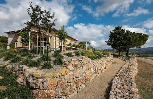 Roccastrada House | Lovely apartment in villa for 2 guests with A/C, private pool, WIFI, TV, terrace and panoramic v.