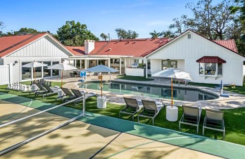 Anona House | Luxury 6 Bedroom Home - Private Heated Pool -Gym - Hot tub - Pickleball - Near Beach