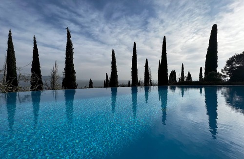 Pulciano Apartment | Modern vacation apartment with fantastic lake view, terrace, balcony & infinity pool