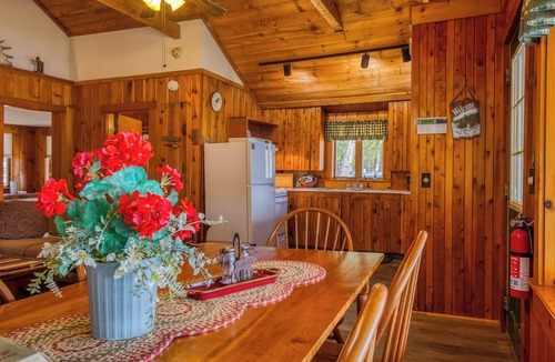 Oquossoc House | 🐾 Mooselodge | Cozy Cabin on Rangeley Lake, Pet Friendly