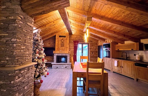 La Salle Apartment | Mountain apartment for couples with fireplace and shower with steam bath