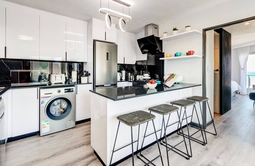 Bloubergstrand Apartment | Mountain Tide Beachfront Apartment Table Mountain & Ocean Views with Pool & BBQ