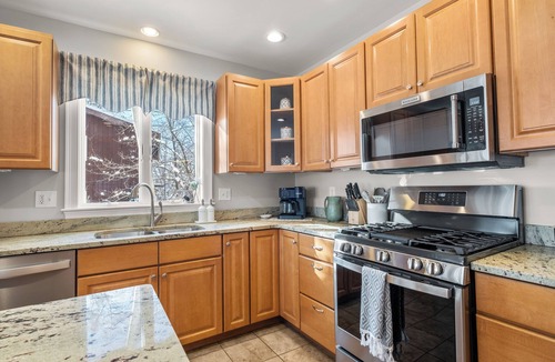 Cape Neddick House | Near Nubble Lighthouse | Walk to Beach | Ocean Views | Rooftop | Sleeps 10