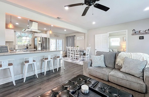 Seminole House | NEW - Tropical 3BR Pool Home w/Fire Pit & Putting Green minutes to Gulf Beaches