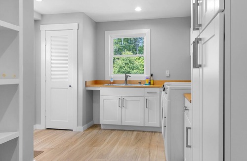 Waldoboro Apartment | Newly-built waterfront home with fast WiFi, furnished deck, & washer/dryer