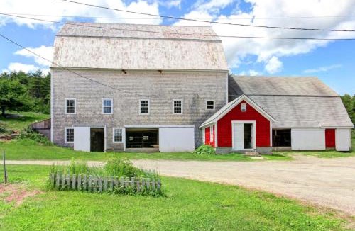 Newcastle House | Newly Restored Waterfront Cottage with Private Dock, Fireplace, & Farm - Dogs OK