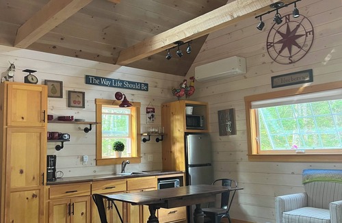 Bristol Cottage | Next Avail. Aug 22 - 3 night min - AC - Premier Cottage, King Bedroom, Pets Free