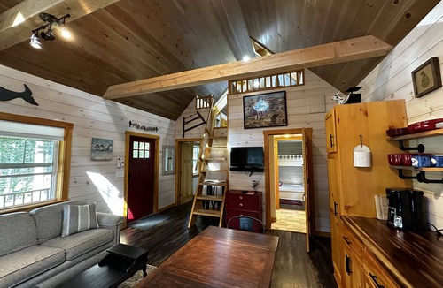 Bristol Cottage | Next Avail. Aug 22 - 3 night min - AC - Premier Cottage, King Bedroom, Pets Free