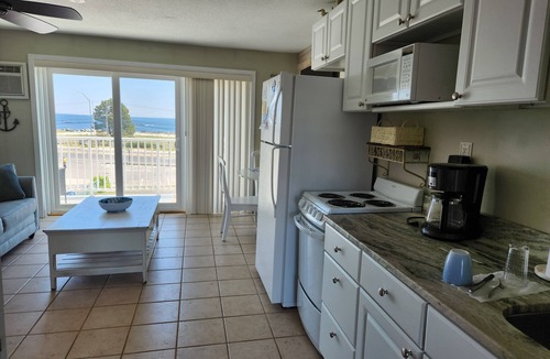 Hampton Condo | Oceanfront 1-bedroom condo on North Beach with a pool!