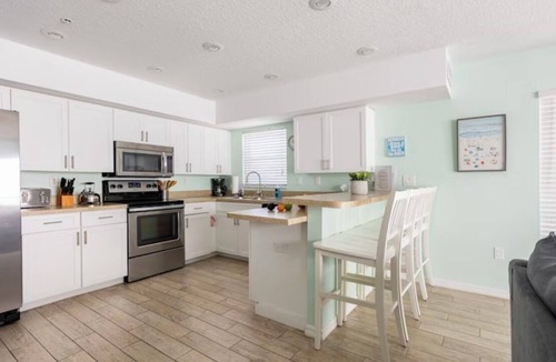 Independence Square Condo | ON THE BEACH COZY CONDO, POOL, STEPS FROM THE WATER, AT THE HEART OF IRB