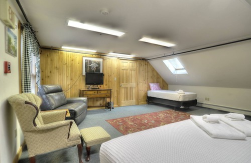 Oquossoc Hotel | Oquossoc Suite #7 | Upstairs Suite
