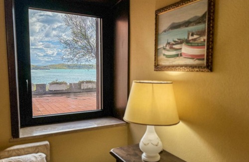 San Giovanni di Sinis Villa | Overlooking the incredible beauty of the San Giovanni di Sinis coast, Villa Maestrale is an exclusive residence designed for those seeking privacy, comfort, and a breathtaking sea view.The spacious and bright villa comprises four bedrooms, one of which i