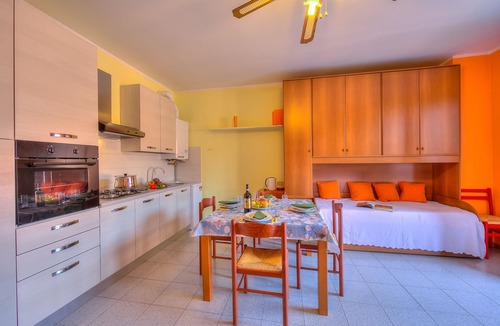 Roe Apartment | Peter's Cozy Studio-Balcony+Free Parking, Roè Volciano, Italy