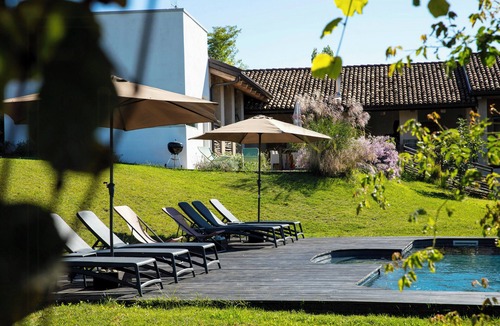 Novello Apartment | Pool house 5 mins from town among vineyards