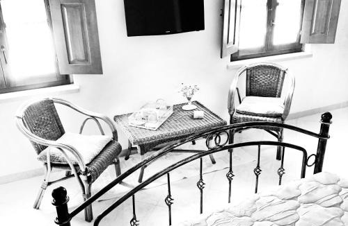 Laconi Bed & Breakfast | Prestige Room- Salotto Interno- Frigobar- Esperienze Esclusive nel Territorio - Tutti i confort
