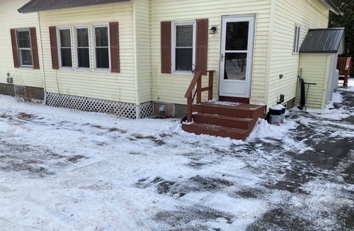 Orono Apartment | Quiet 2-bedroom apartment in Orono close to UMaine & Bangor medical facilities.
