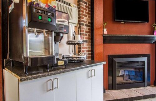 Brunswick Hotel | Rodeway Inn & Suites Brunswick near Hwy 1