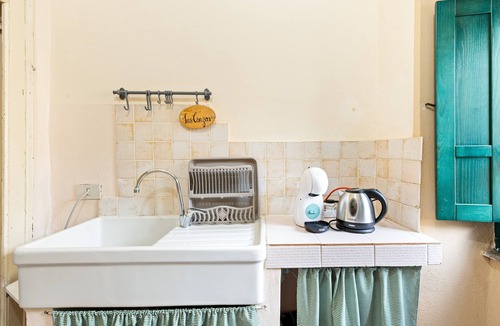 Bosa Historic Centre Apartment | Romeo & Giulietta Rooms: Double Room in Historic Bosa