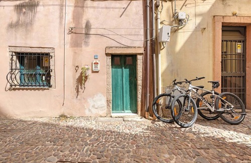 Bosa Historic Centre Apartment | Romeo & Giulietta Rooms: Double Room in Historic Bosa