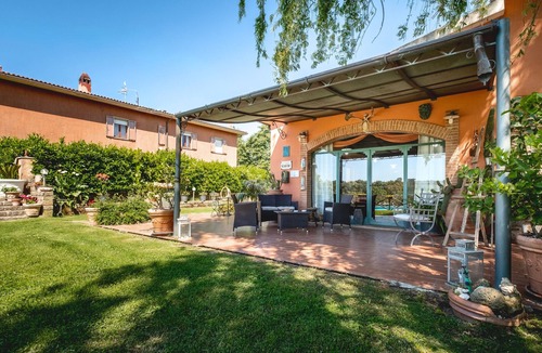 Manciano Apartment | Room 'Camera Degli Angeli - Il Maggio' with Shared Pool, Wi-Fi and Air Conditioning
