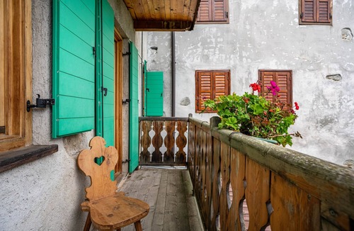 Caldes Apartment | Room 'Eia' with Shared Garden and Balcony
