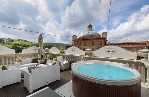 Vicoforte Apartment | Room 'Emanuele Filiberto' with Shared Terrace, Wi-Fi, and Air Conditioning