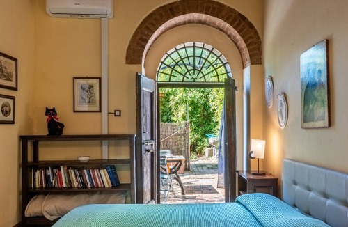 Vescovado Apartment | Room 'Salice - Antiche Dimore Di Vescovado' with Shared Pool and Garden