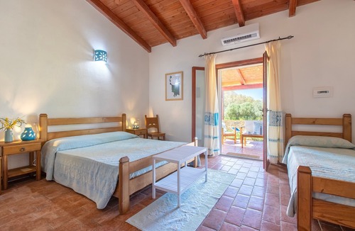 Santa Maria La Palma Apartment | Room 'Tripla' with Private Terrace, Wi-Fi and Air Conditioning