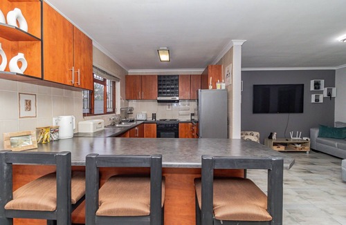 Brackenfell House | Ruby on Hamilton Superb 3-bedroom house in Cape Town perfect for your getaway