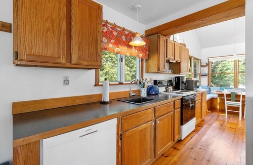 Waldoboro House | Sea Heather Cottage: Sunny Waterfront Escape for N
