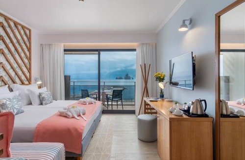 Porto Moniz Hotel | Seaside Balcony Escape – Relax in Comfort w/Soothing Waves & Stunning Views